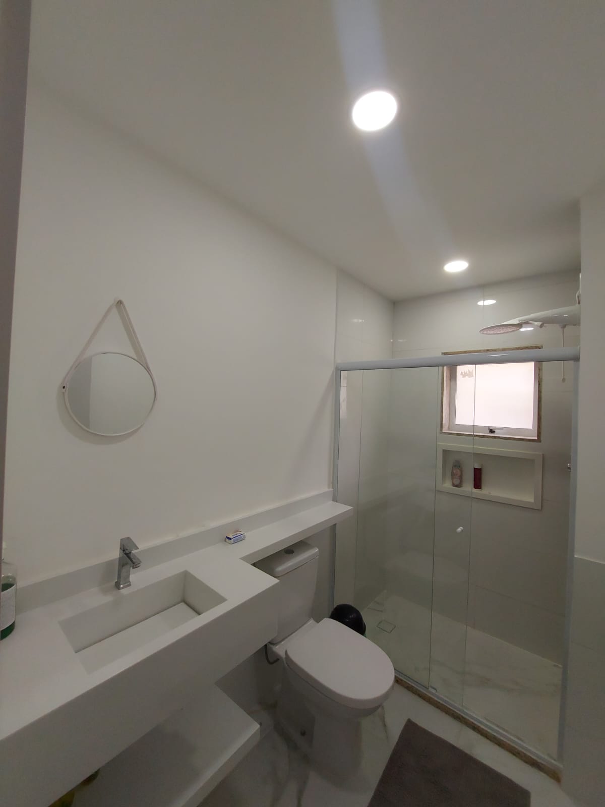 Banheiro branco moderno com box de vidro